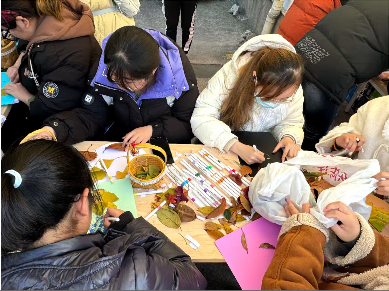 经管学院举办“叶染丹青——秋叶创意画”手工体验活动