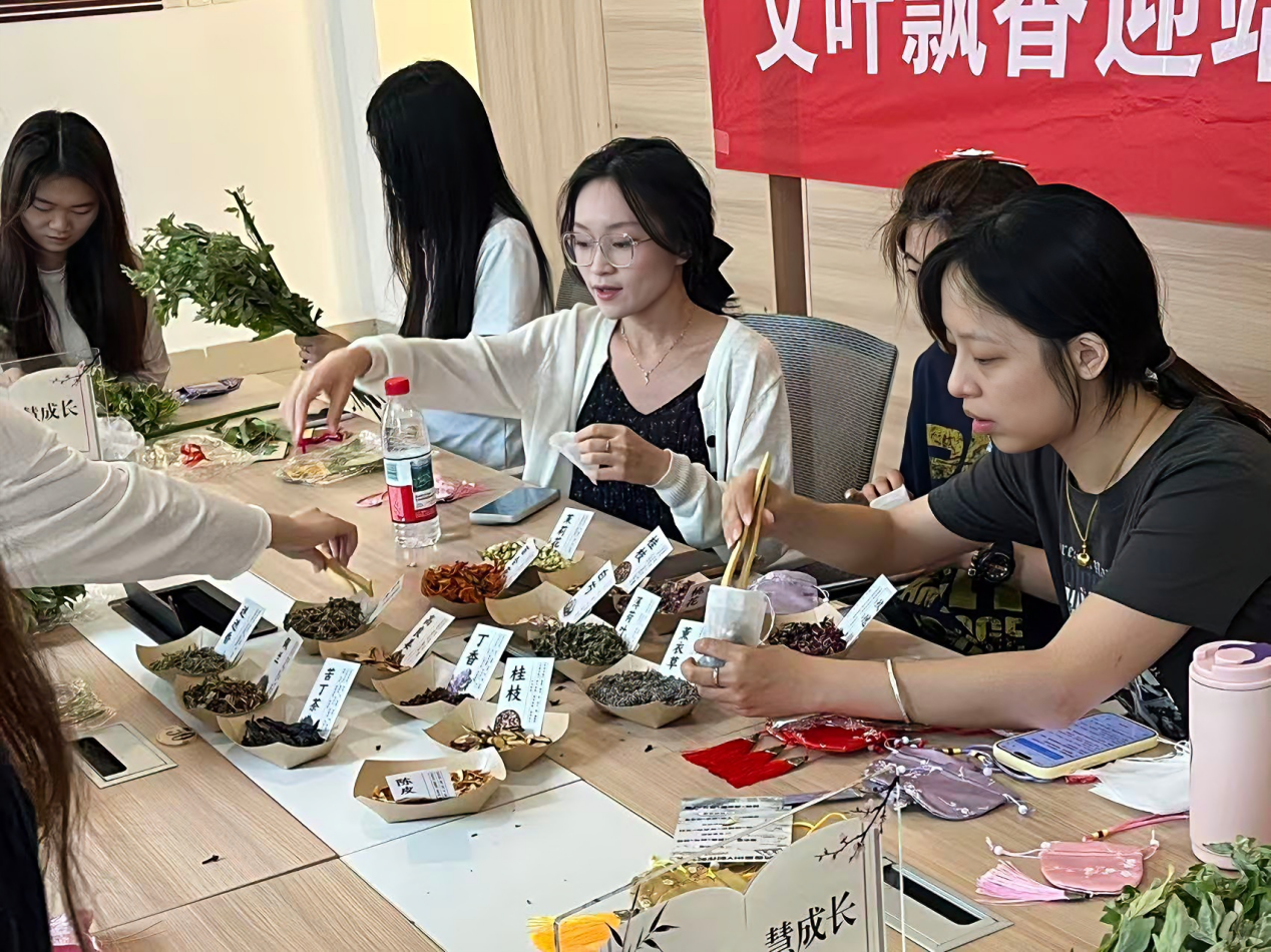 艾叶飘香迎端午，香囊寄意送安康——数智商贸学院举办端午节主题文化活动